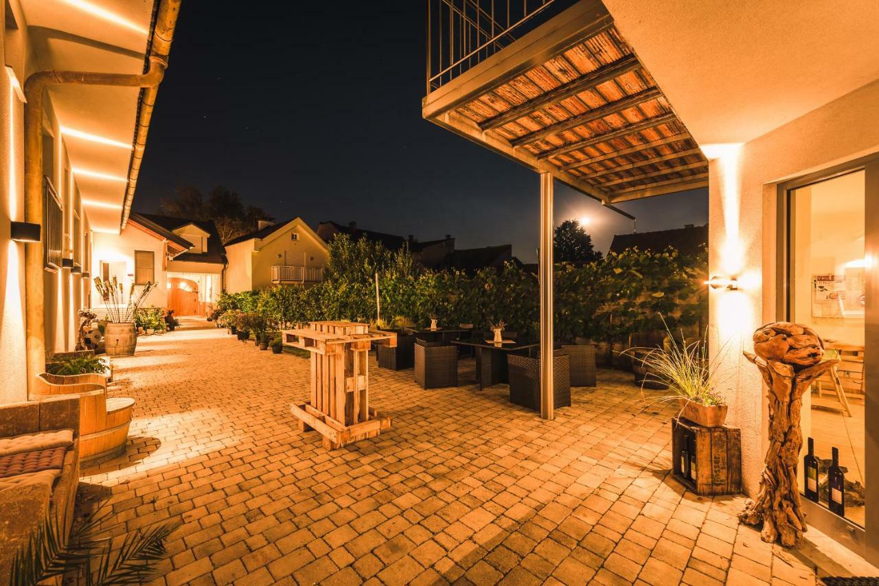 Weingut Gaestehaus D&D Haider Jois Ngoại thất bức ảnh